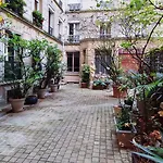 Beau studio type Loft très bien situé